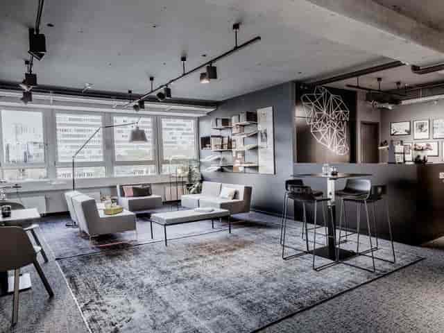 Modern breakout space in Frankfurt Westendcarree office for flexible meetings and networking.