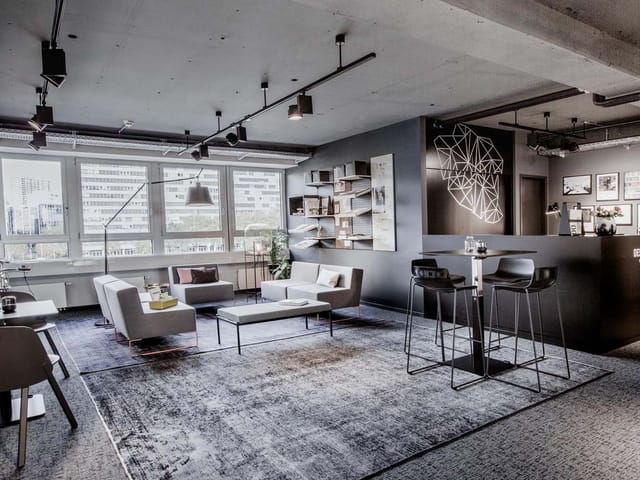 Modern breakout space in Frankfurt Westendcarree office for flexible meetings and networking.