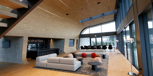 Multifunctional FRALounge with premium boardroom seating for corporate networking and events.