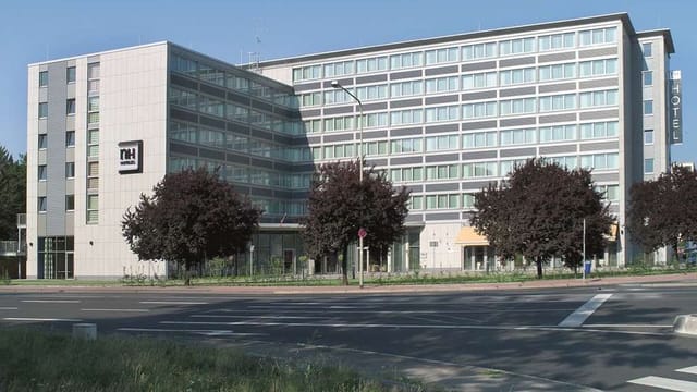 Meeting Room 6 at NH Frankfurt Niederrad: Functional space for large-scale residential conferences.