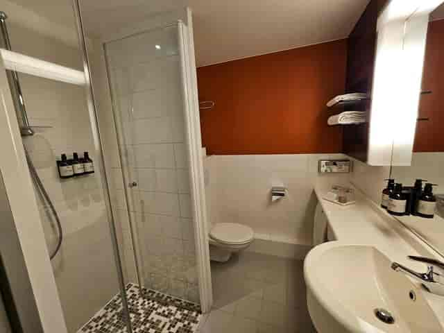 Modern hotel bathroom in NH Frankfurt Niederrad for corporate travel site inspections.