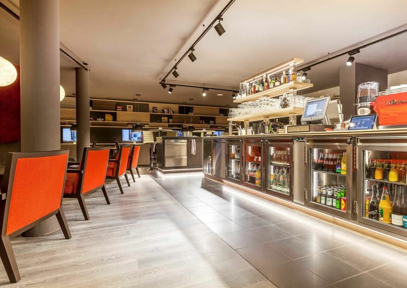 Living Hotel Frankfurt bar, a stylish breakout space for networking and corporate event hosting.