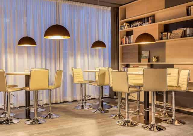 Modern breakout bar at Living Hotel Frankfurt for networking and corporate brainstorming events.