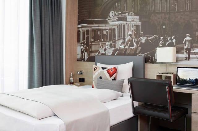 Modern Living Hotel Frankfurt lounge with workspace for business meetings and corporate events.