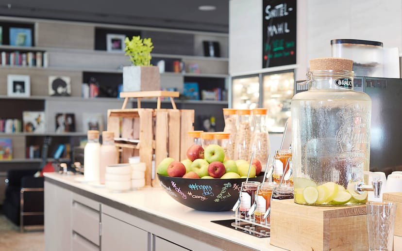Elegant refreshment lounge at Living Hotel Frankfurt for corporate meetings and event catering.