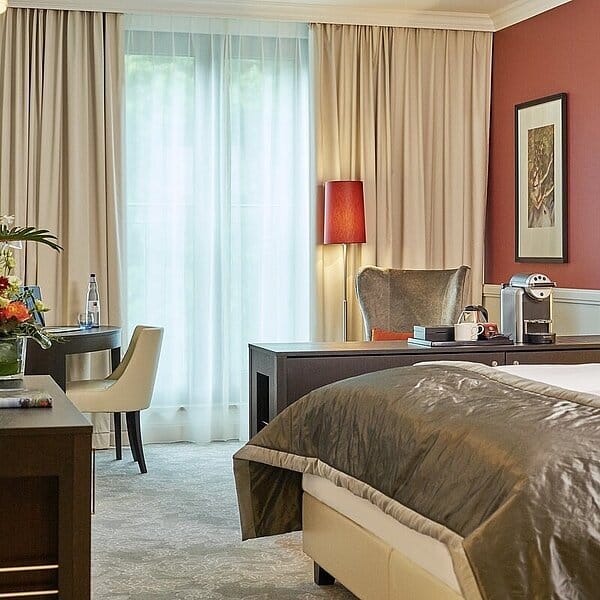 Dorint Frankfurt Oberursel bleisure suite with dual desks for corporate business travel.