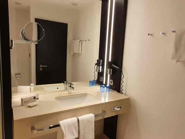 Standard hotel bathroom at Altkoenig, Dorint Frankfurt/Oberursel for corporate event room blocks.
