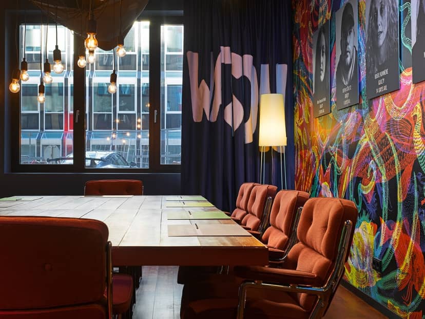 Freiraum III creative boardroom, vibrant decor, ideal for brainstorming and workshop events.