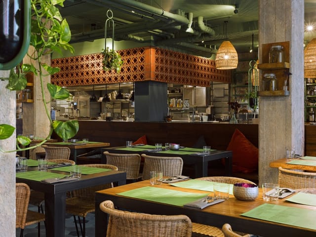 Restaurant at 25hours Hotel: organic decor for business dinners and team-building events.