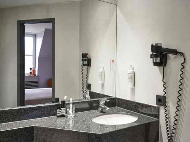 Functional Saal 10 hotel bathroom, Flemings Frankfurt, corporate event venue, business travel.