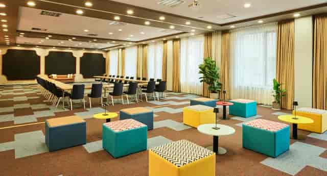 Alpha 1 meeting room with U-shape boardroom and lounge for corporate workshops and networking.