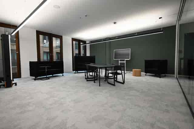 Modern breakout space at Spark Frankfurt with AV for collaborative meetings and agile workshops.
