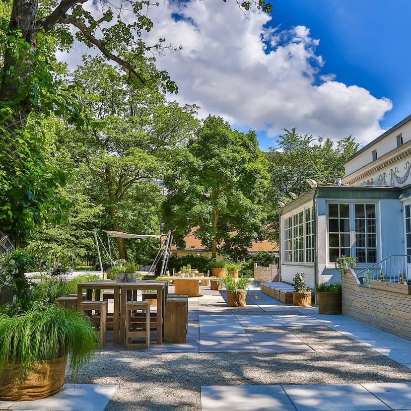 Garden in le PANTHER: Serene outdoor breakout space for corporate retreats and networking events.