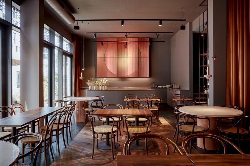 Sophisticated LEUCHTENDROTER venue with warm lighting for corporate dinners and networking events.