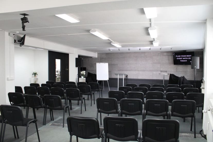 Theater-style meeting room at KONFERENT Frankfurt for workshops and seminars.