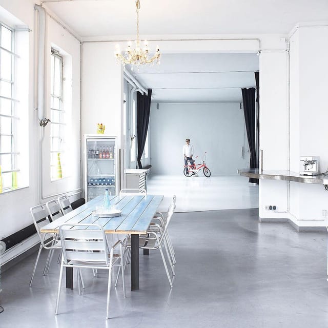 Industrial-chic meeting room for creative workshops and boutique events in Frankfurt.