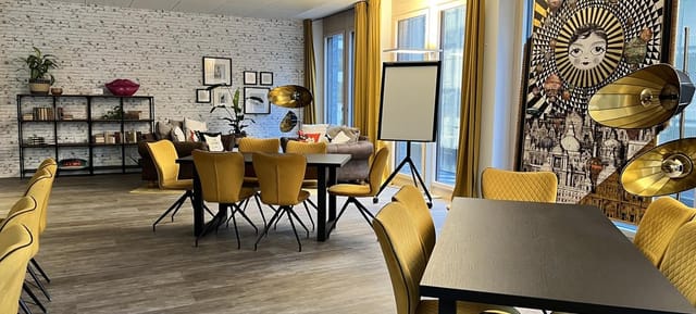 Versatile re:mynd meeting room with flipchart for creative workshops and brainstorming sessions.