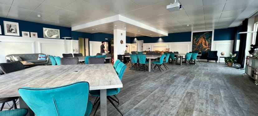 Modern multi-purpose function room with flexible seating for workshops and corporate events.