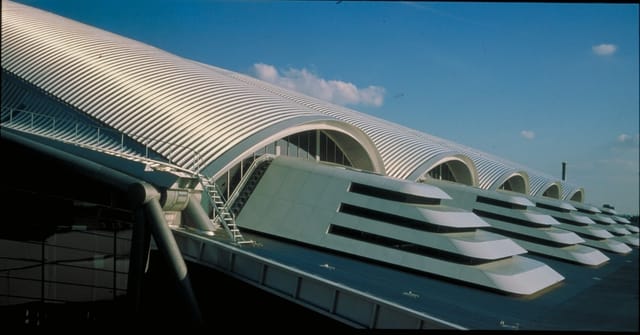 Modern convention center, Halle 3, large-scale architecture, trade show venue, conference hall.