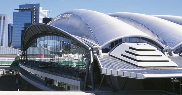 Halle 3 convention center with pillar-free architecture for trade shows and plenary sessions.