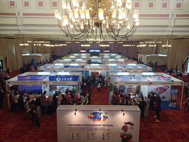 Modular booths at a Rooftop Balai Sudirman educational exhibition and trade show.