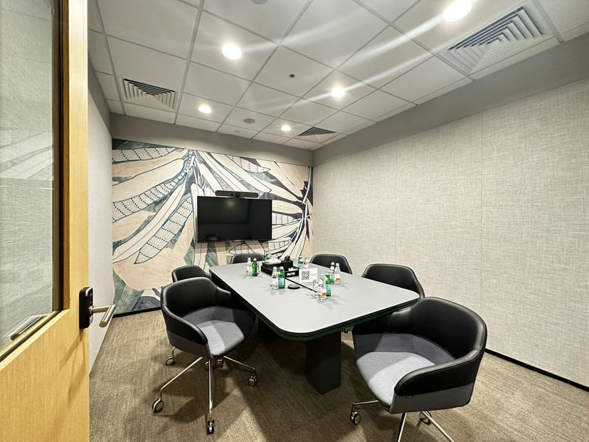 Modern huddle room in Singapore Land Tower for professional business meetings and collaboration.