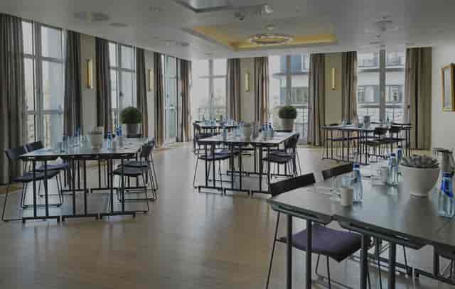 Modern workshop space in Studenterlunden with minimalist tables for collaborative meetings.