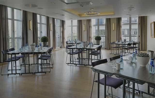 Modern workshop space in Studenterlunden with minimalist tables for collaborative meetings.