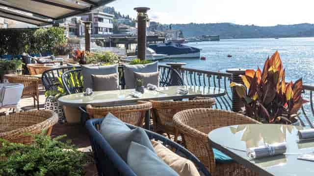 Waterfront VIP breakout space at Bebek Hotel with natural decor for networking and strategy events.