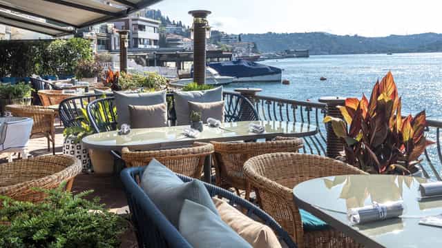 Waterfront VIP breakout space at Bebek Hotel with natural decor for networking and strategy events.