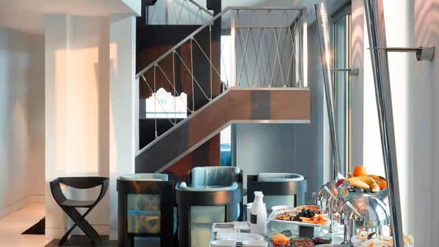 Modern lounge at Le Méridien Istanbul for VIP strategy sessions and executive briefings.