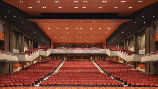 Tiered auditorium at Lütfi Kırdar Istanbul for corporate conferences and awards ceremonies.