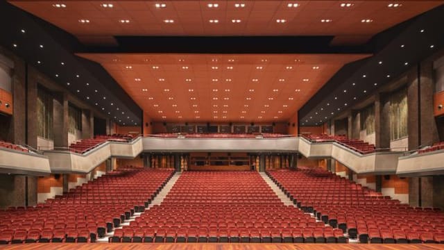 Tiered auditorium at Lütfi Kırdar Istanbul for corporate conferences and awards ceremonies.
