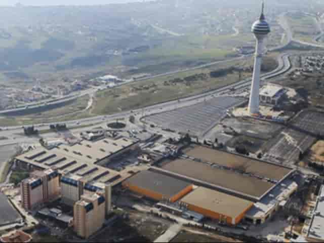 Istanbul Fuar Merkezi convention hall: spacious exhibition venue for trade shows and logistics events.