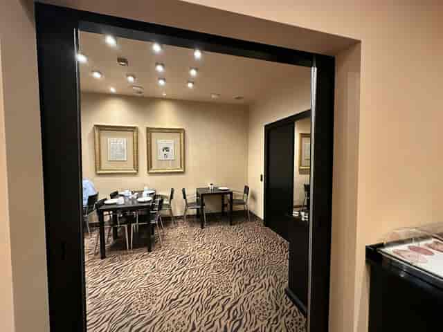 Hotel Concorde breakout room for small-group strategy sessions with flexible square tables.