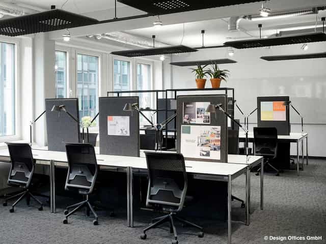 Modern coworking breakout room with professional layout for meetings and corporate events.