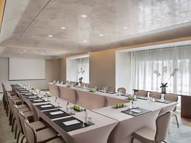 U-shaped 4 Levent boardroom setup for professional collaborative meetings and corporate events.