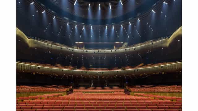 Turkcell Platinum Sahnesi auditorium with tiered seating for corporate keynotes and plenaries.