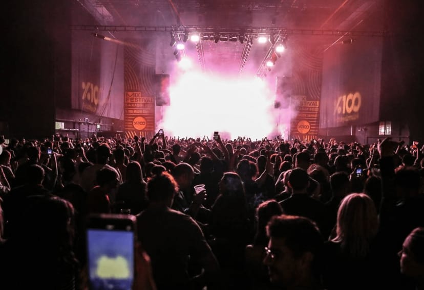 Packed concert at Zorlu PSM %100 STUDIO with vibrant stage lighting for live music event branding.