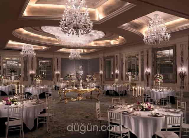Bosphorus Ballroom in Istanbul: Luxury crystal chandeliers for elegant weddings and formal galas.