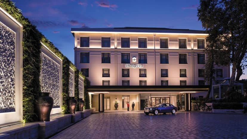 Luxury hotel porte-cochère at Shangri-La Bosphorus for corporate retreats and executive meetings.