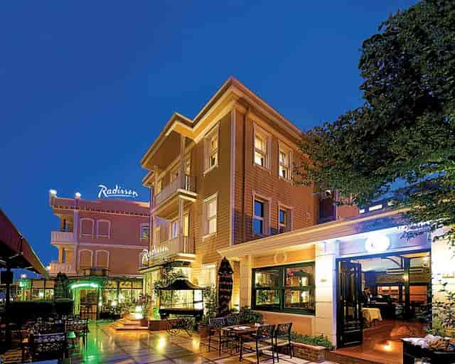 Radisson Istanbul Sultanahmet cafe with warm lighting for corporate retreats and networking events.