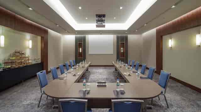 U-shape boardroom at Hilton Istanbul Maslak for collaborative meetings and workshops.