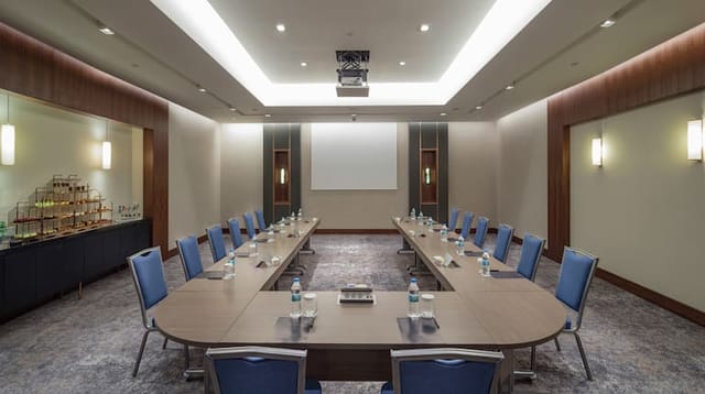 U-shape boardroom at Hilton Istanbul Maslak for collaborative meetings and workshops.