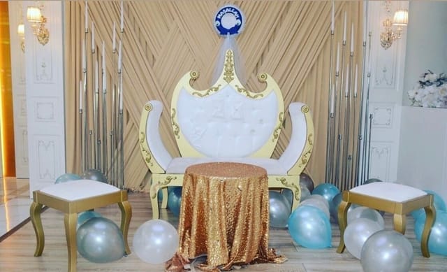 Sünnet Salonu event decor with gold throne chair and balloon arches for bridal or baby showers.