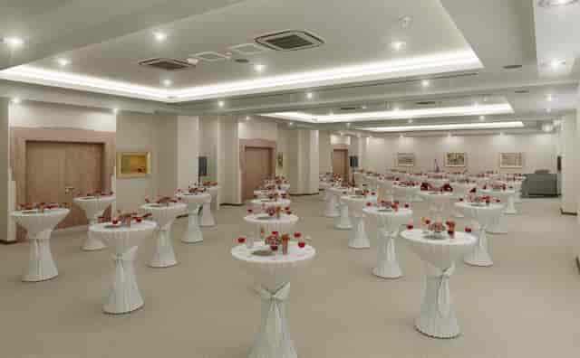 Tüyap Palas ballroom: high-capacity cocktail tables for corporate events and professional meetings.