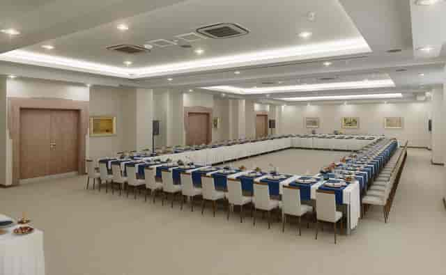 U-shape meeting room setup at Tüyap Palas for corporate events and workshops.