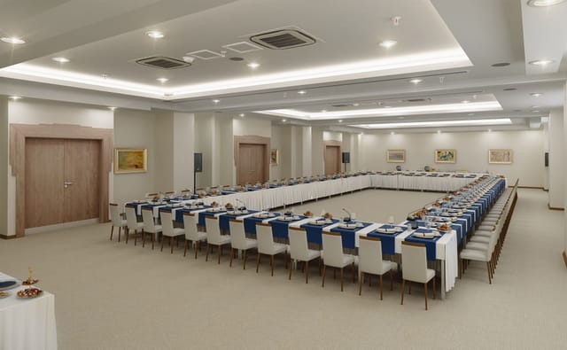 U-shape meeting room setup at Tüyap Palas for corporate events and workshops.