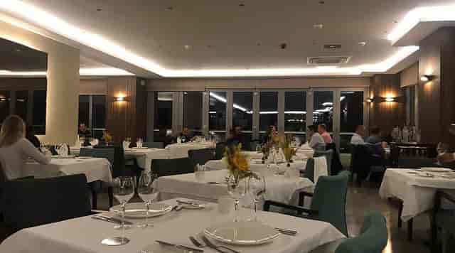 Lagun Roof Bar banquet setup: professional white-linen dining tables for corporate events.