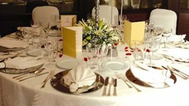 Gala table setting with floral centerpieces in an Ataköy Marina meeting room for event planning.